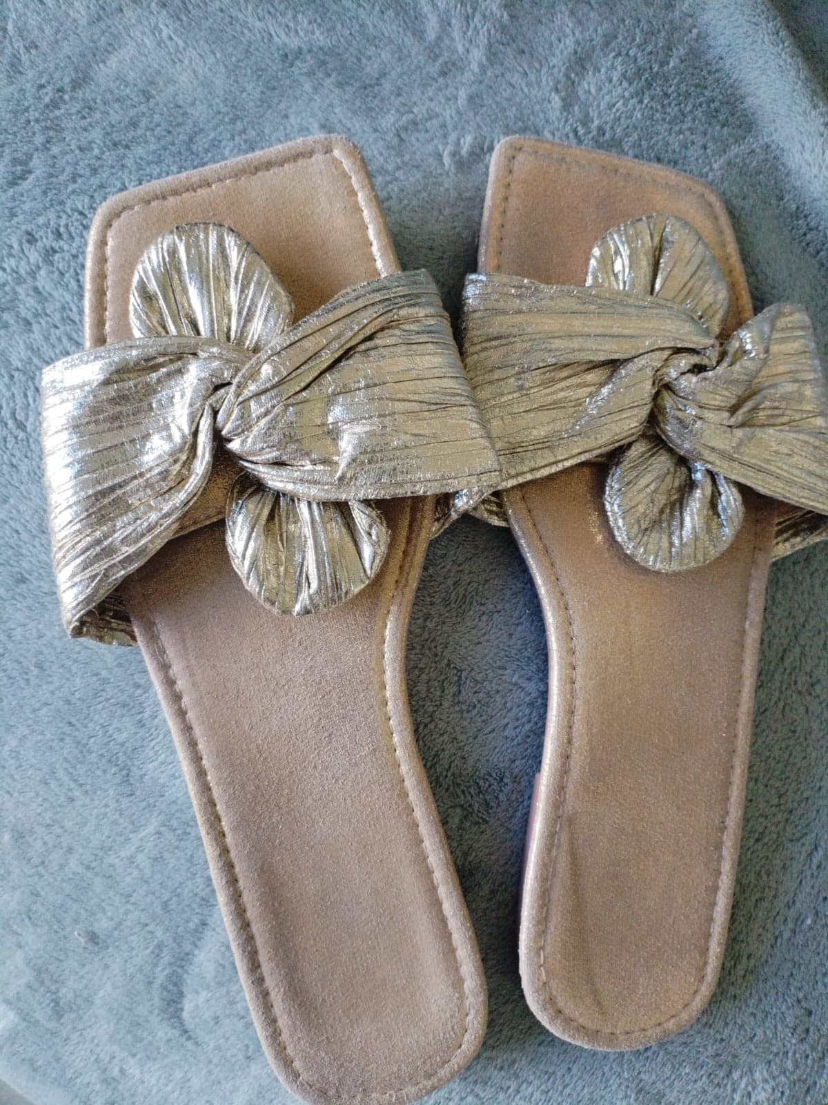 Metallic gold knot-bow flat slide sandals